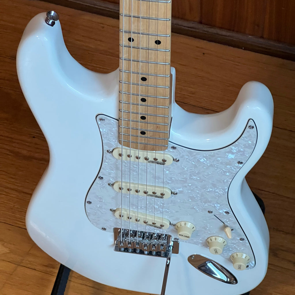 Austin AST100 Electric Guitar Solid Body Double Cutaway Strat Style White used