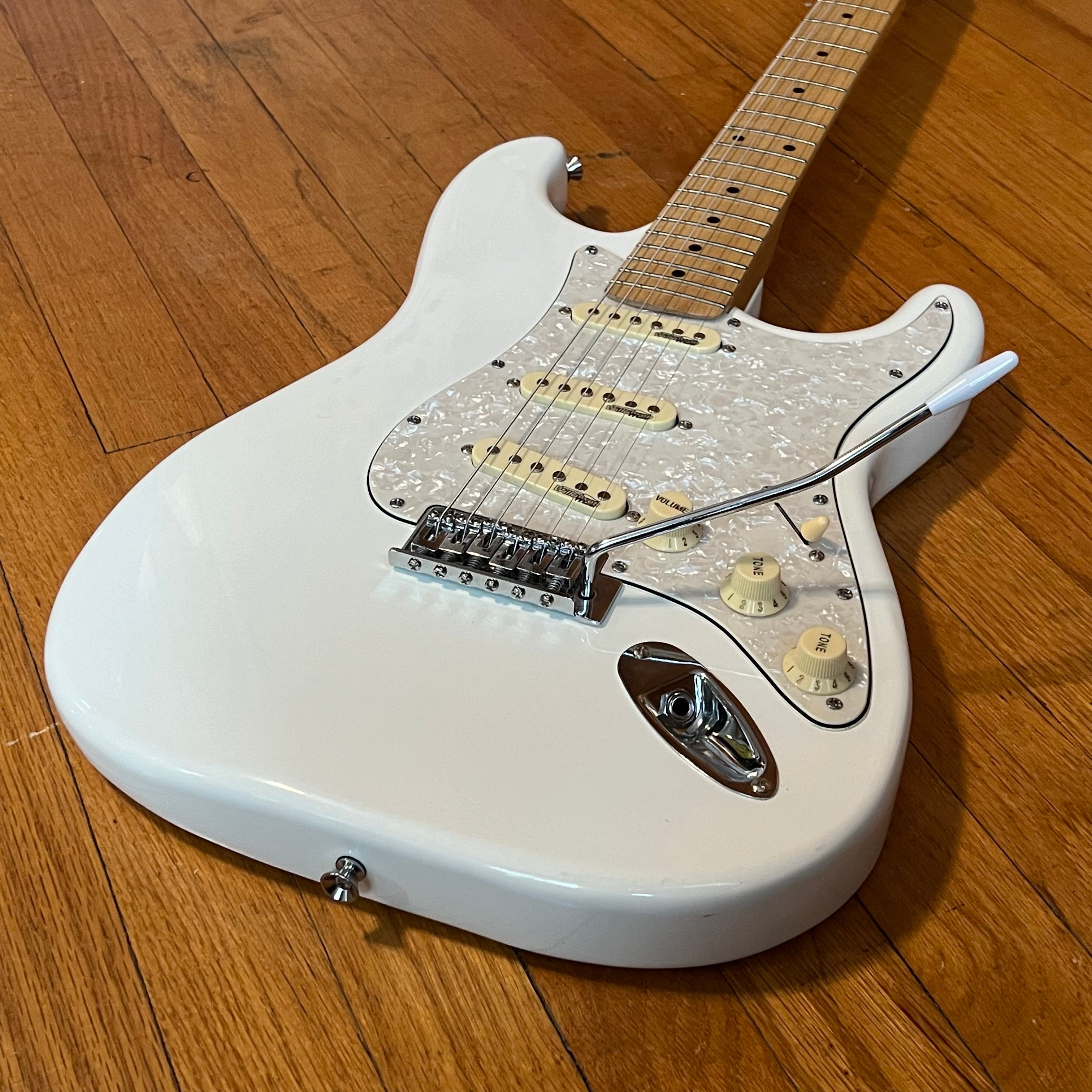 Austin AST100 Electric Guitar Solid Body Double Cutaway Strat Style White used