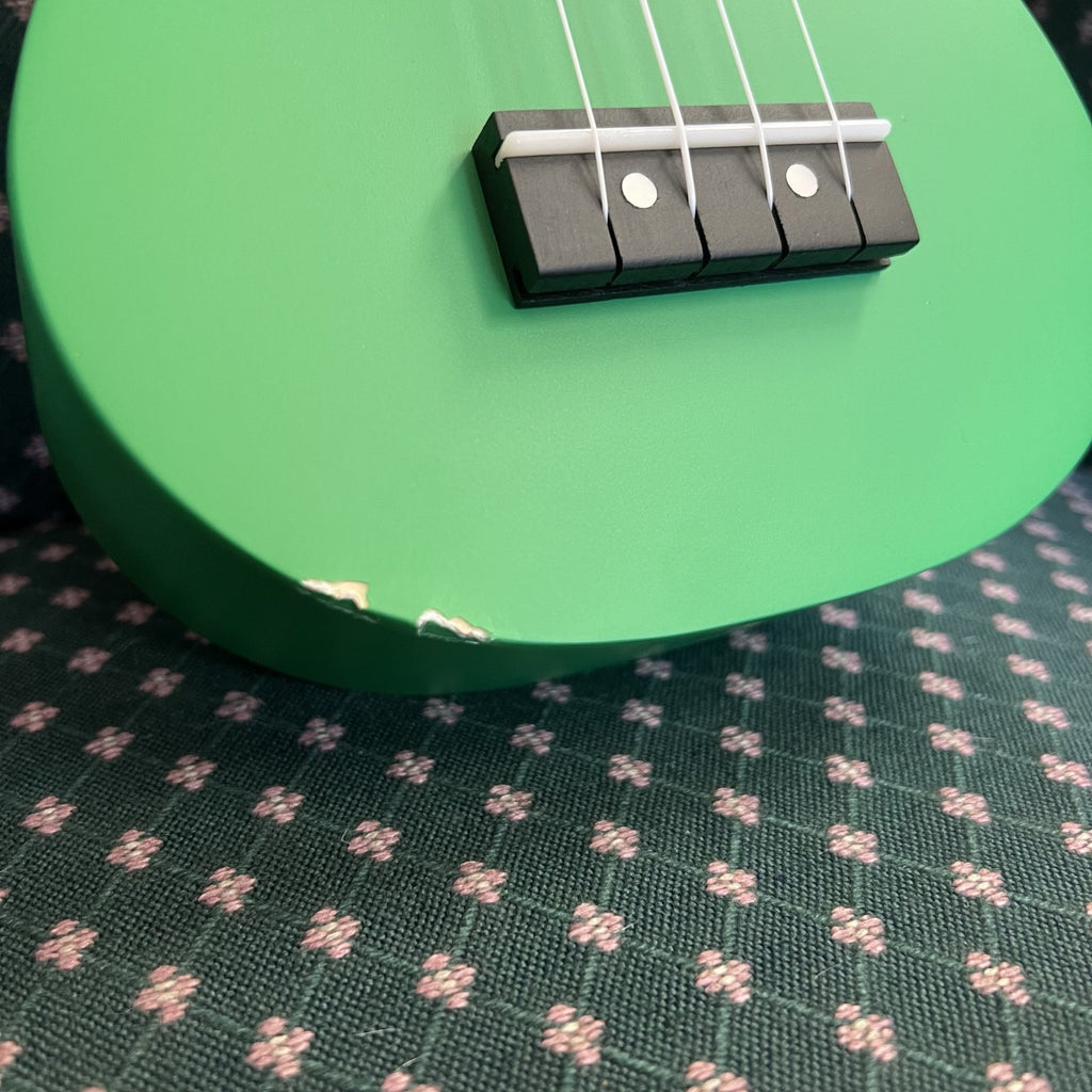 Amahi Penguin Soprano Ukulele Green