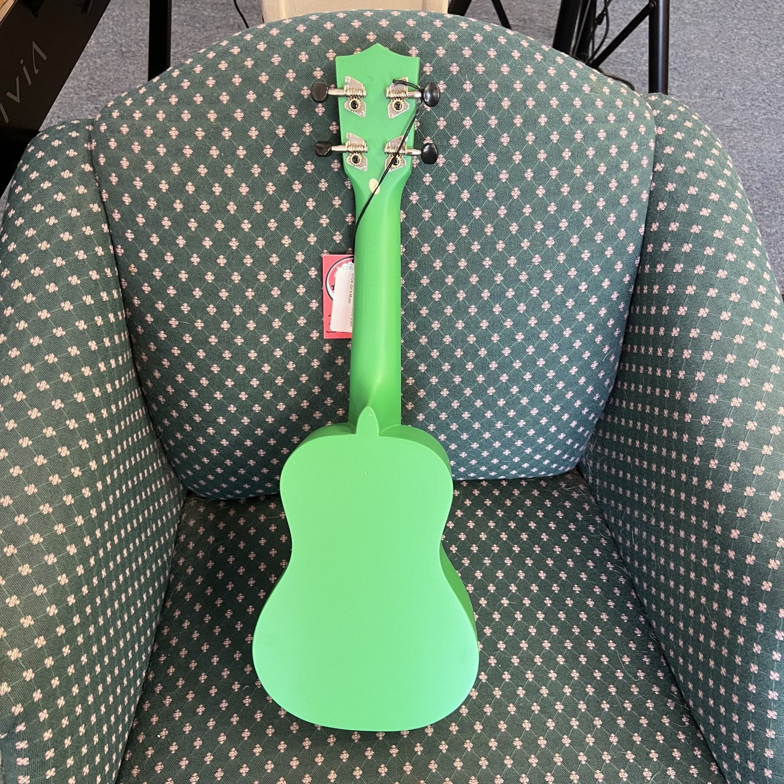 Amahi Penguin Soprano Ukulele Green