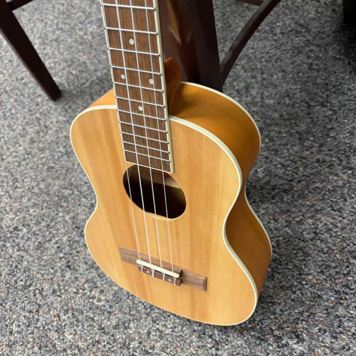Amahi UKT-2 Tenor Ukulele Spruce w/bag