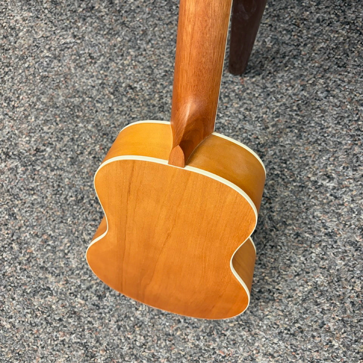 Amahi UKT-2 Tenor Ukulele Spruce w/bag