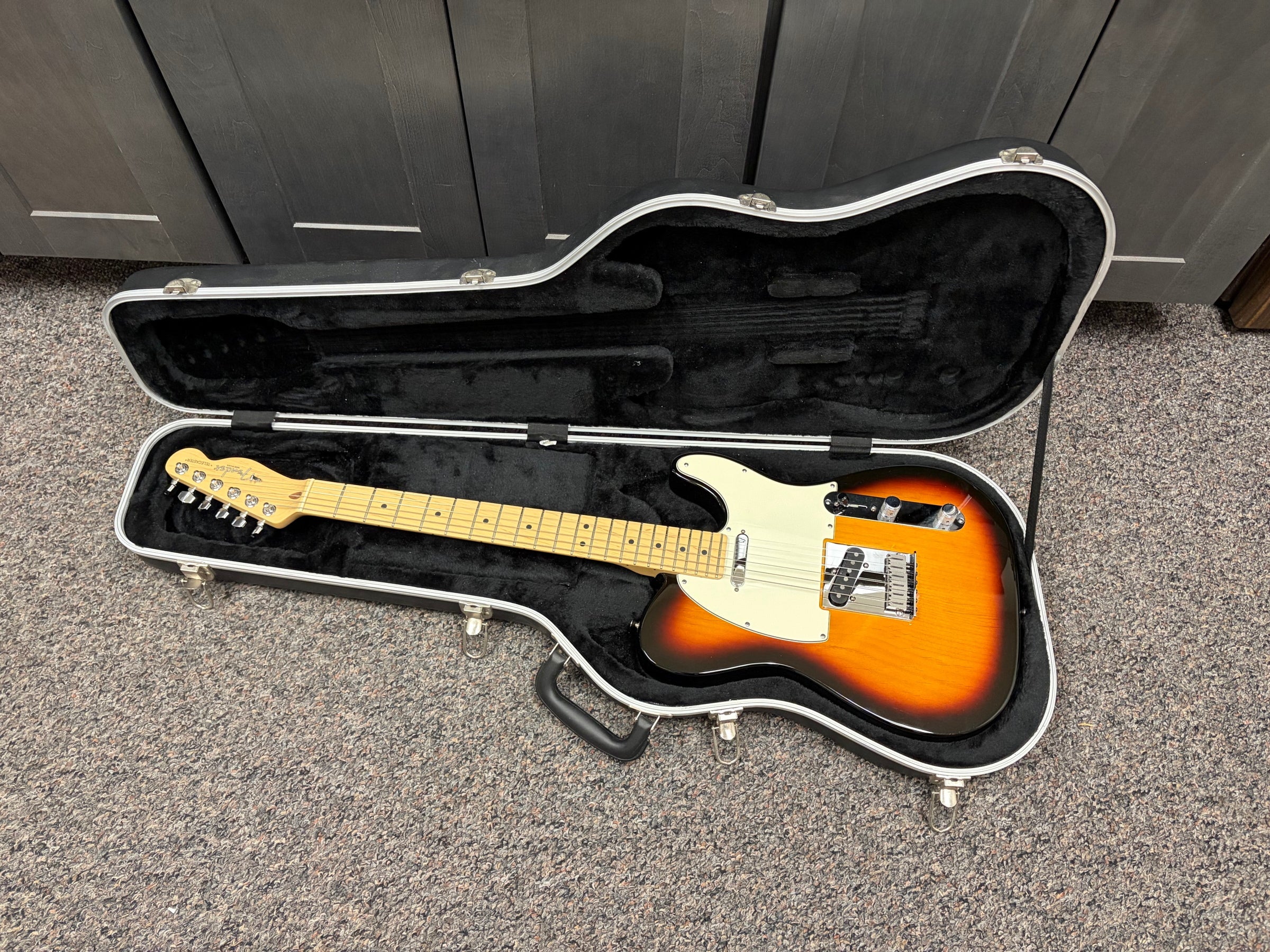 American Series Telecaster with Maple Fretboard 2006 3-Color Sunburst
