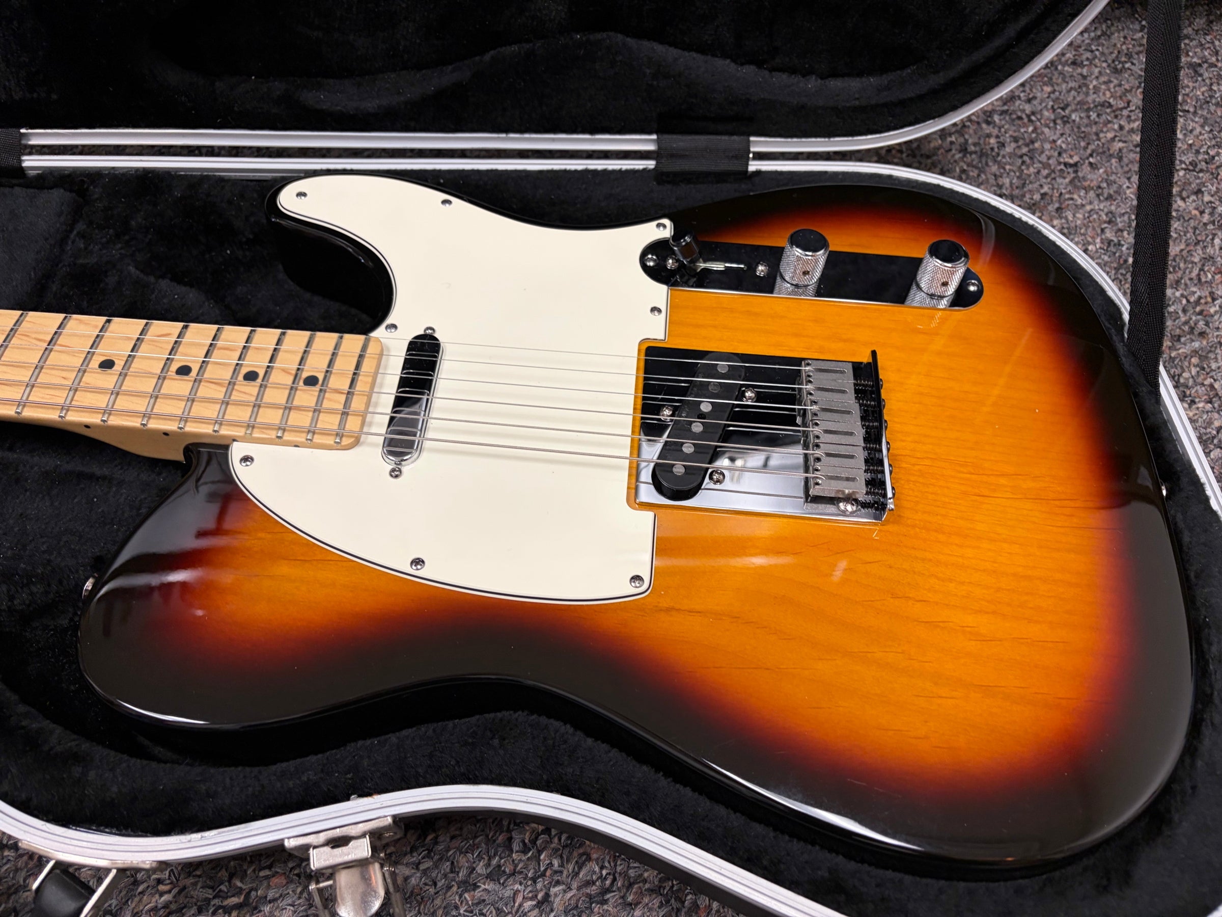 American Series Telecaster with Maple Fretboard 2006 3-Color Sunburst