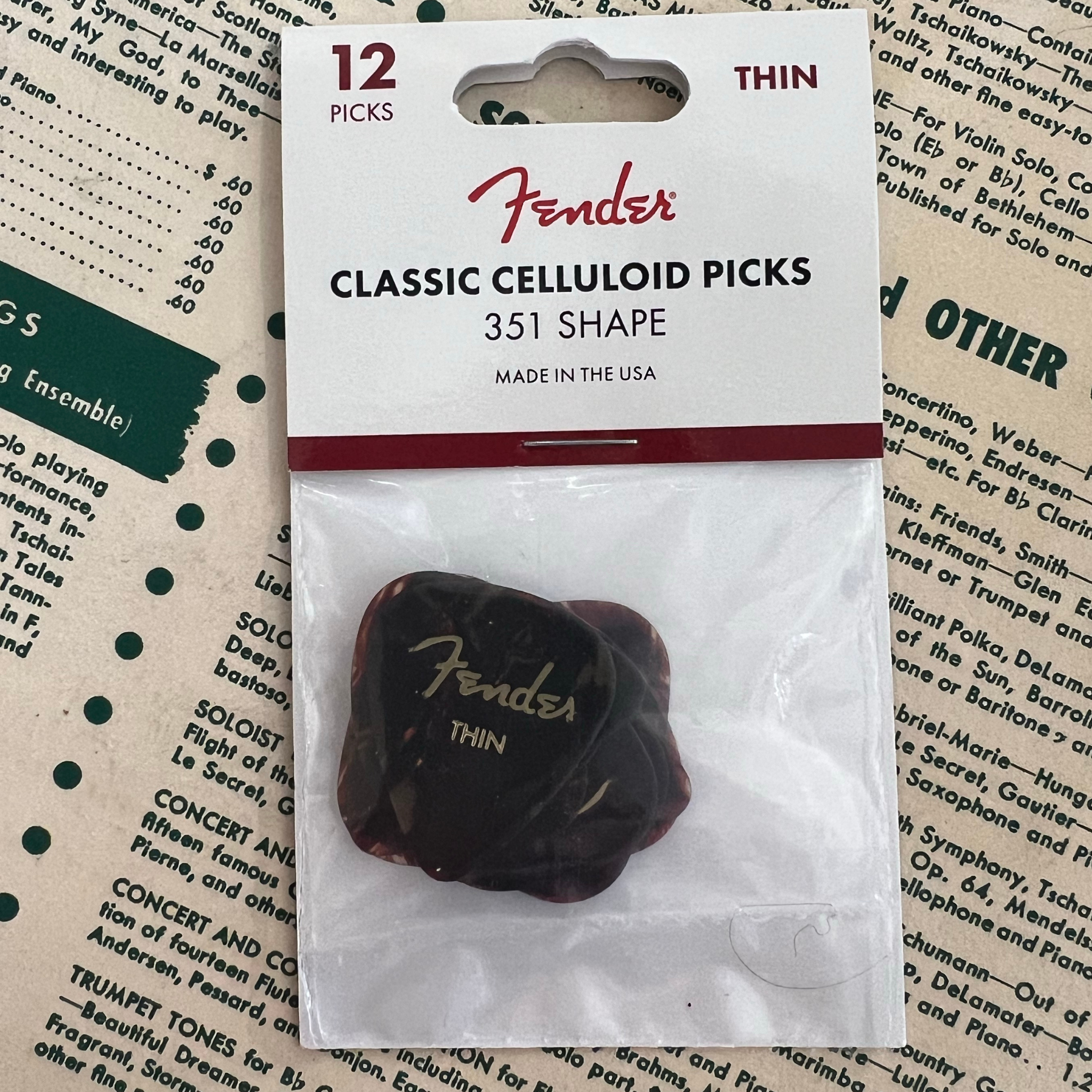 Fender 351 Shape Classic Celluloid Picks Thin Shell - 12 Count