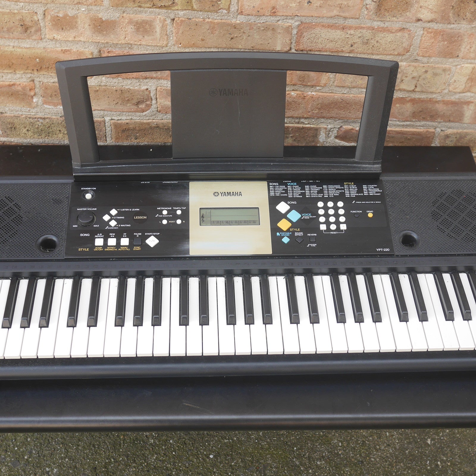 Yamaha YPT-220 Portable Keyboard with MIDI used