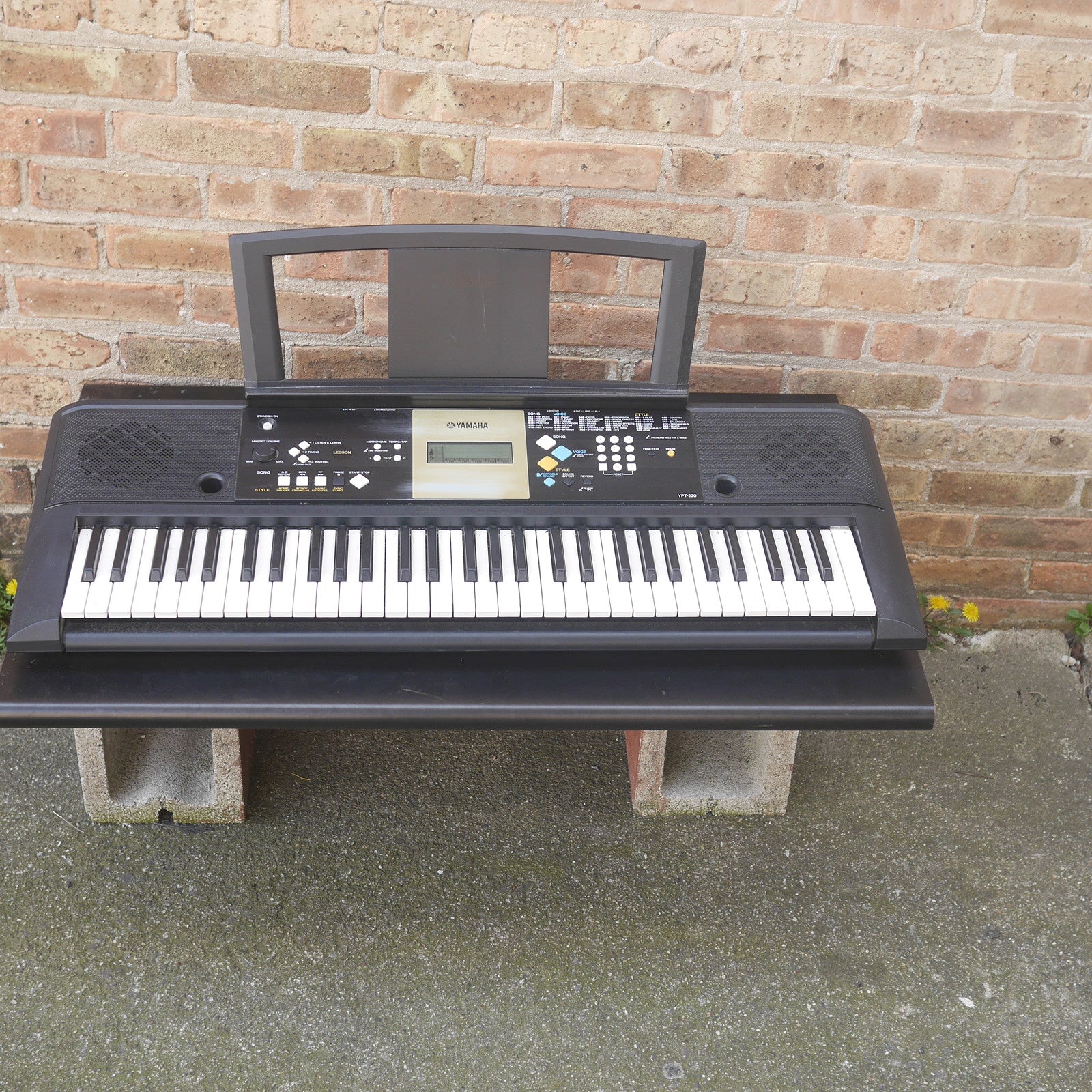 Yamaha YPT-220 Portable Keyboard with MIDI used