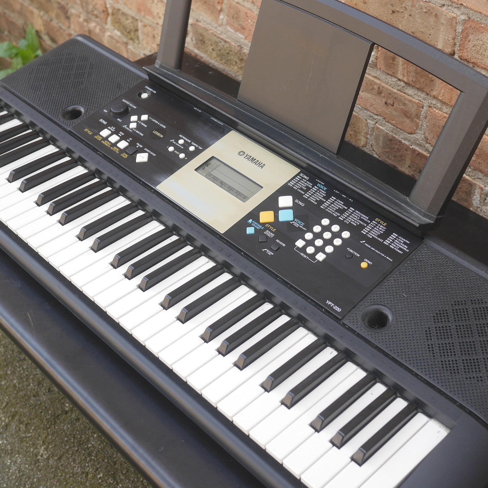 Yamaha YPT-220 Portable Keyboard with MIDI used