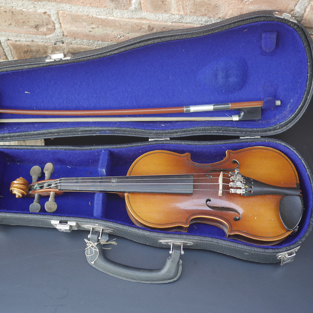 Suzuki 1/10 Student Violin Model 7.  Outfit with bow and case.  1970s