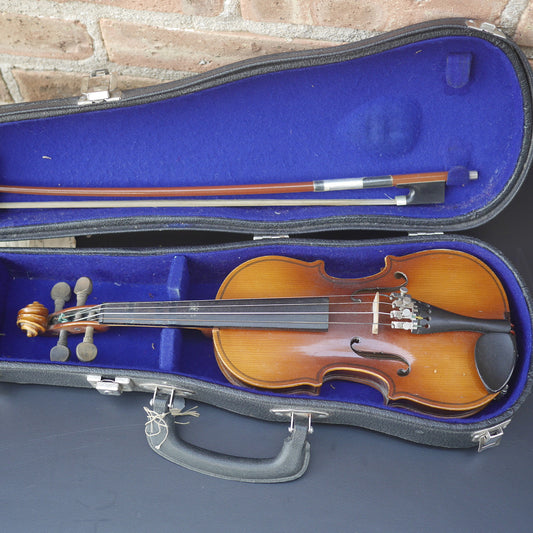 Suzuki 1/10 Student Violin Model 7.  Outfit with bow and case.  1970s