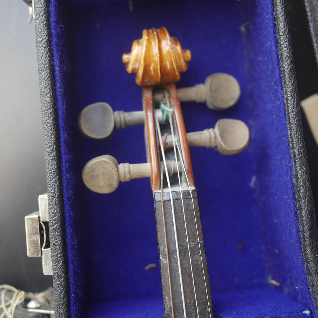 Suzuki 1/10 Student Violin Model 7.  Outfit with bow and case.  1970s