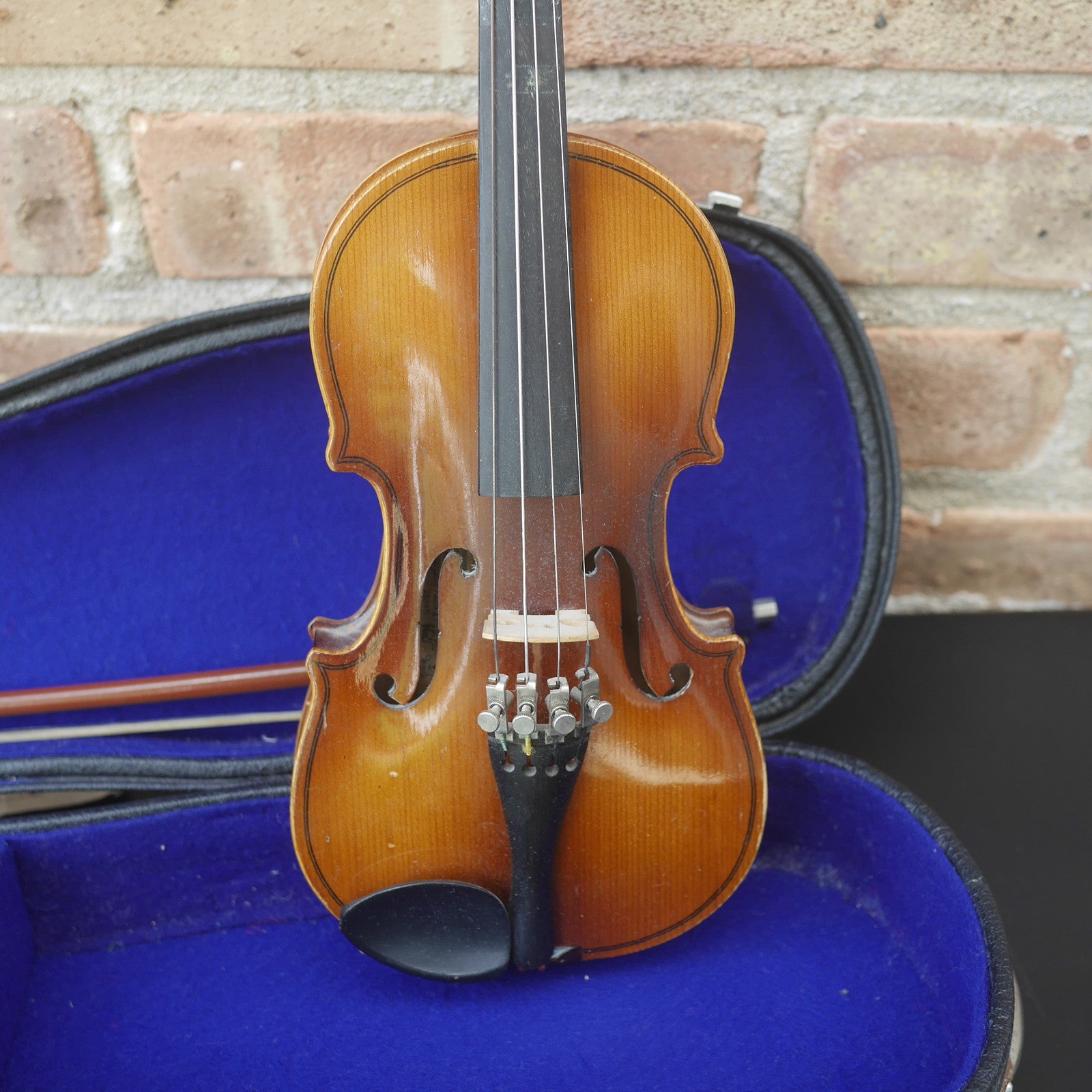 Suzuki 1/10 Student Violin Model 7.  Outfit with bow and case.  1970s
