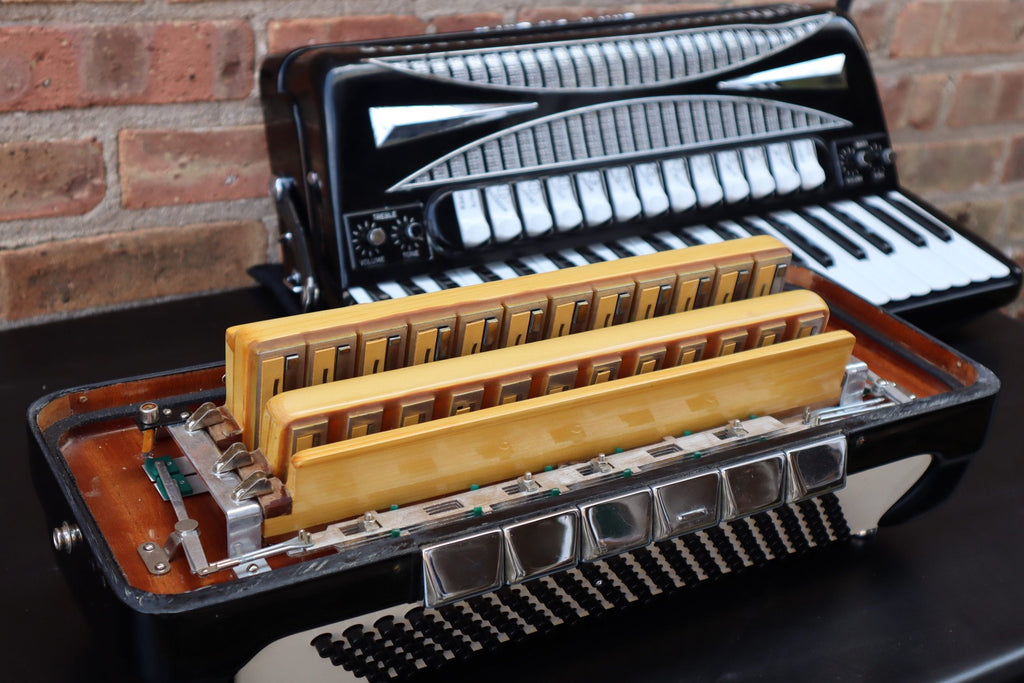 Philharmonic Accordion Model P116L Continental 1970