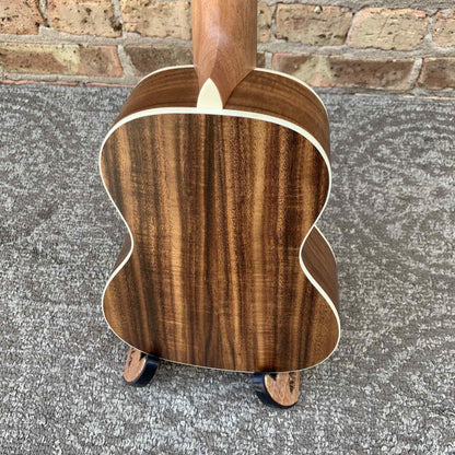 Alvarez Regent Concert Ukulele Pack w/Tuner and Gig bag Acacia