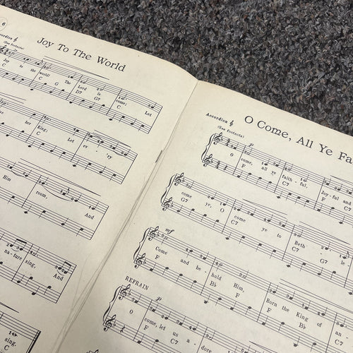 Santa’s Favorite Carols for Boys and Girls to Play and Sing Accordion T.C.