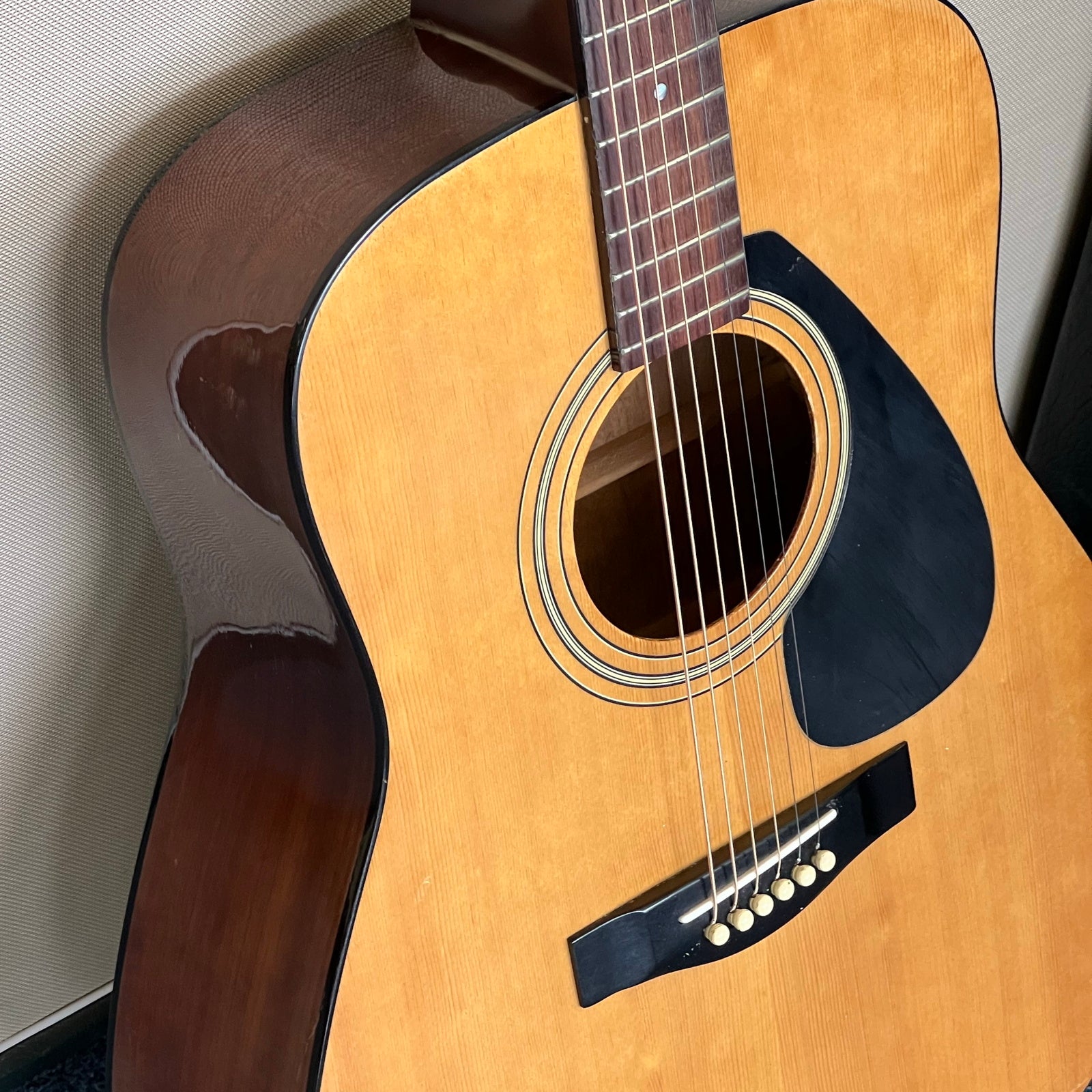 Yamaha FG401 Acoustic Guitar  w/case – Used, Very Good Condition