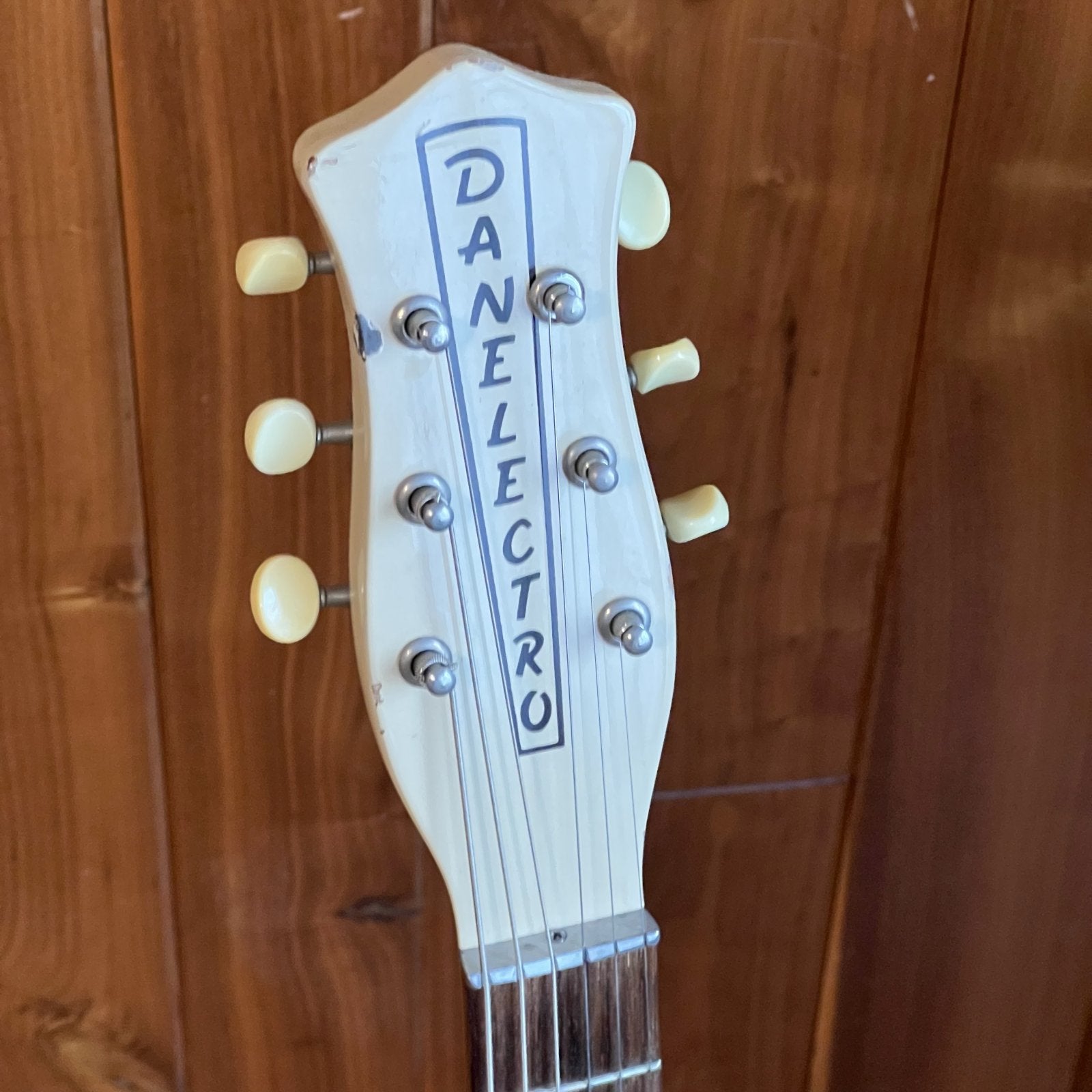 Danelectro 56 U2 Reissue Singlecut Solid Body Electric Guitar cream color used 1990s
