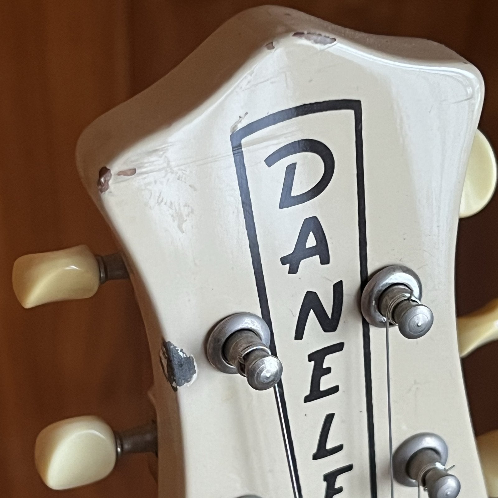 Danelectro 56 U2 Reissue Singlecut Solid Body Electric Guitar cream color used 1990s