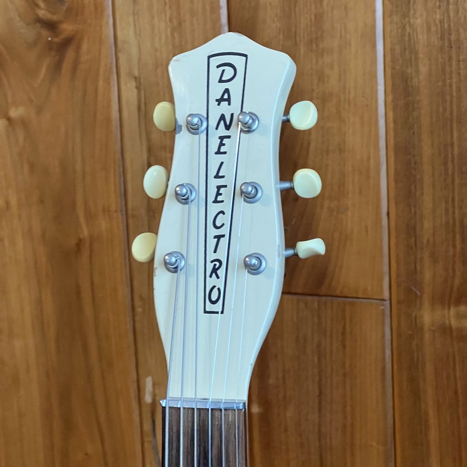 Danelectro 56 U2 Reissue Singlecut Solid Body Electric Guitar cream color used 1990s