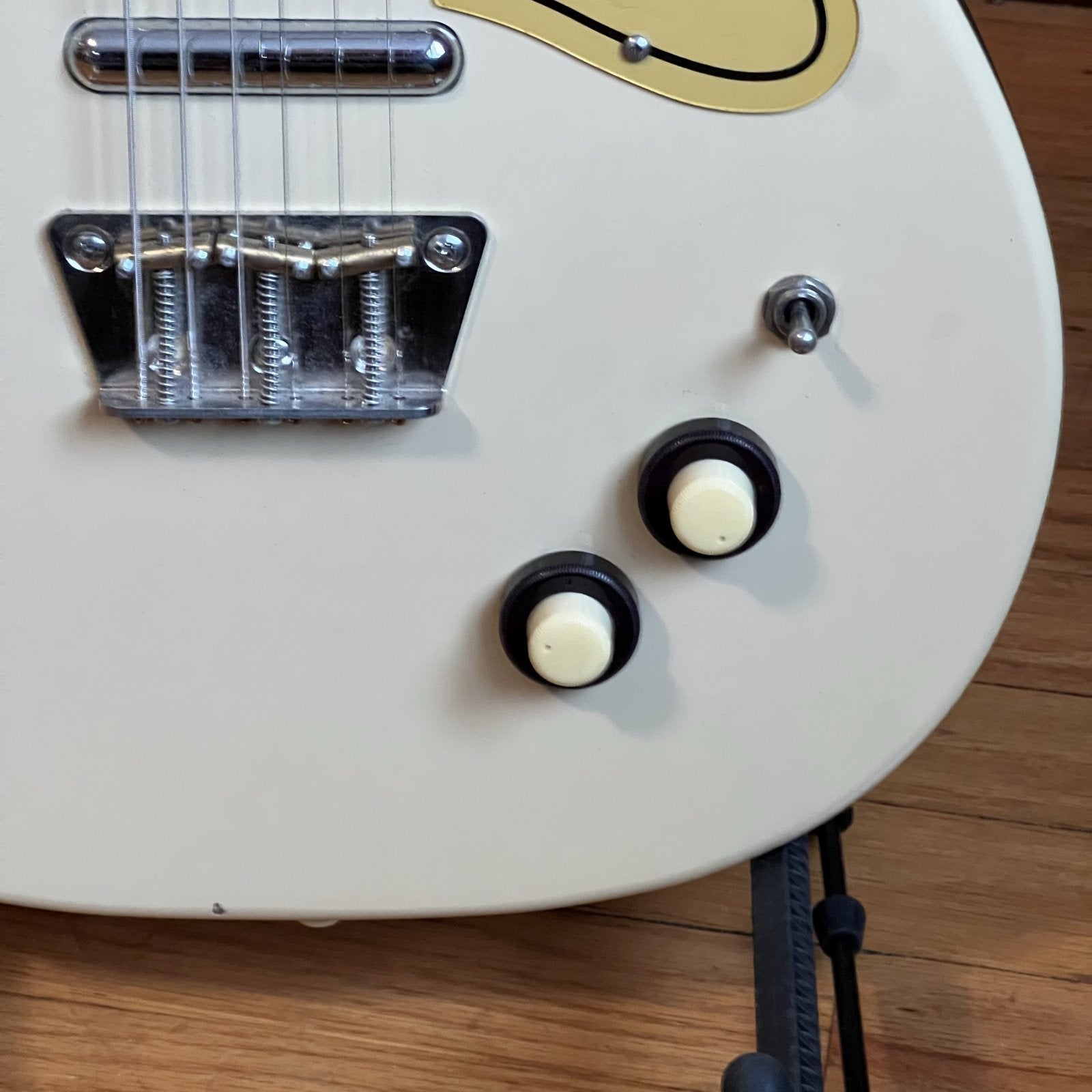 Danelectro 56 U2 Reissue Singlecut Solid Body Electric Guitar cream color used 1990s