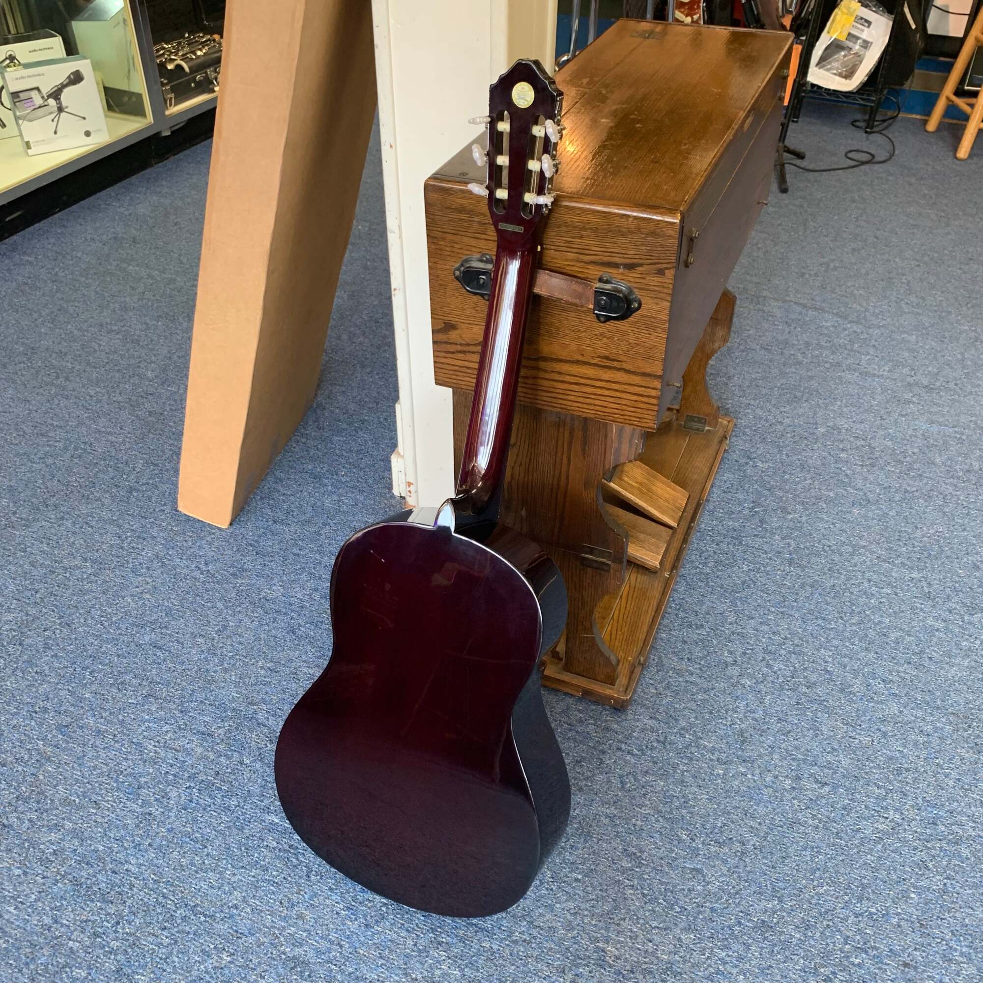 Lucero LC-100 Classical Guitar Excellent with Bag (used)