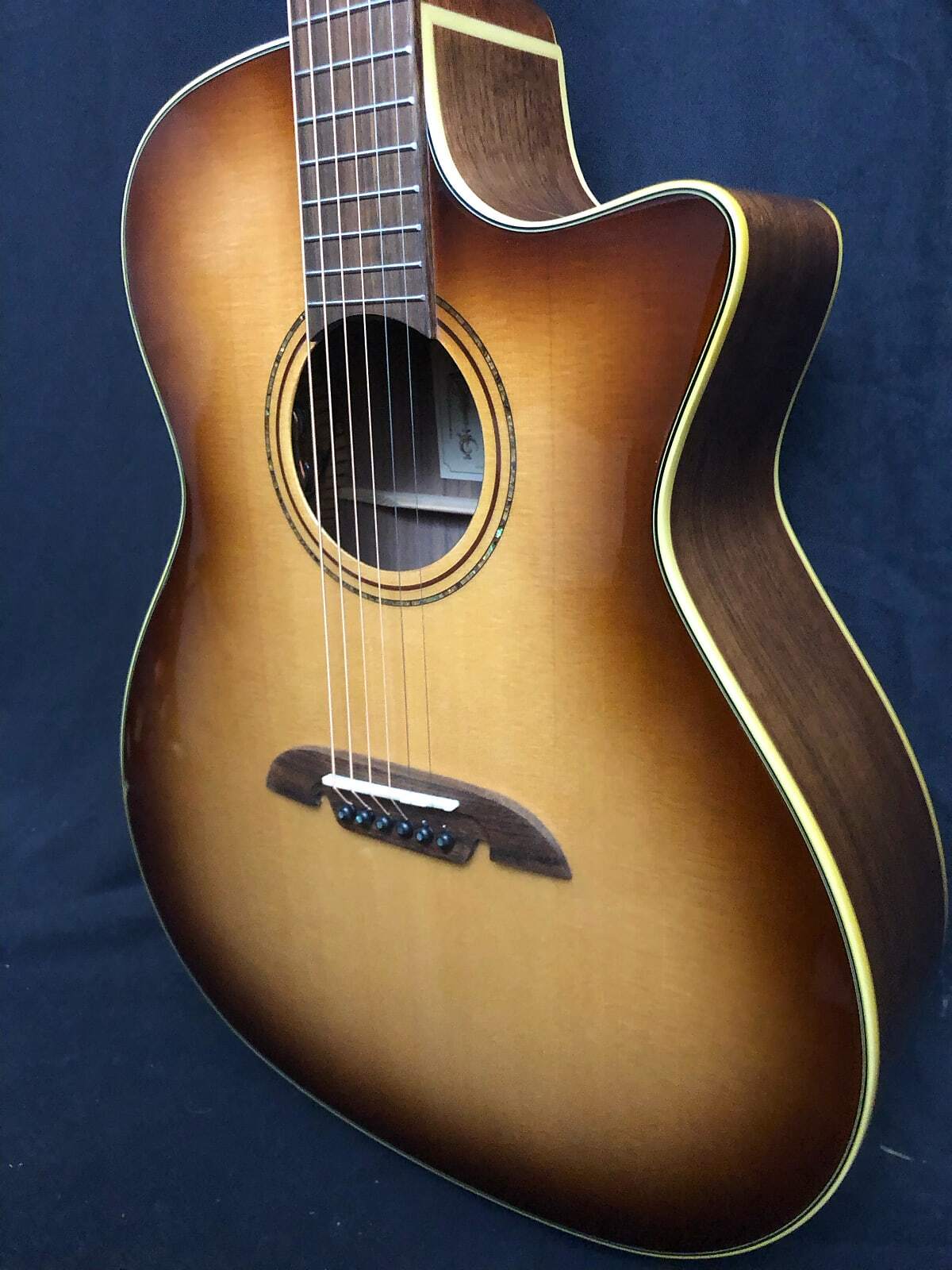 Alvarez Masterworks Grand Auditorium Acoustic Electric Guitar w/Cutaway SHB
